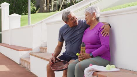 Vídeo-De-Una-Feliz-Pareja-Birracial-De-Ancianos-Abrazándose-Y-Hablando-Después-Del-Partido-En-Las-Gradas