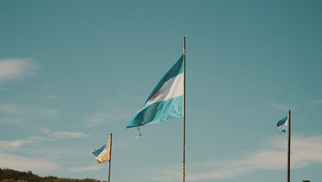 Banderas-De-Argentina-Y-Tierra-Del-Fuego-Ondeando-Con-El-Viento-En-La-Patagonia