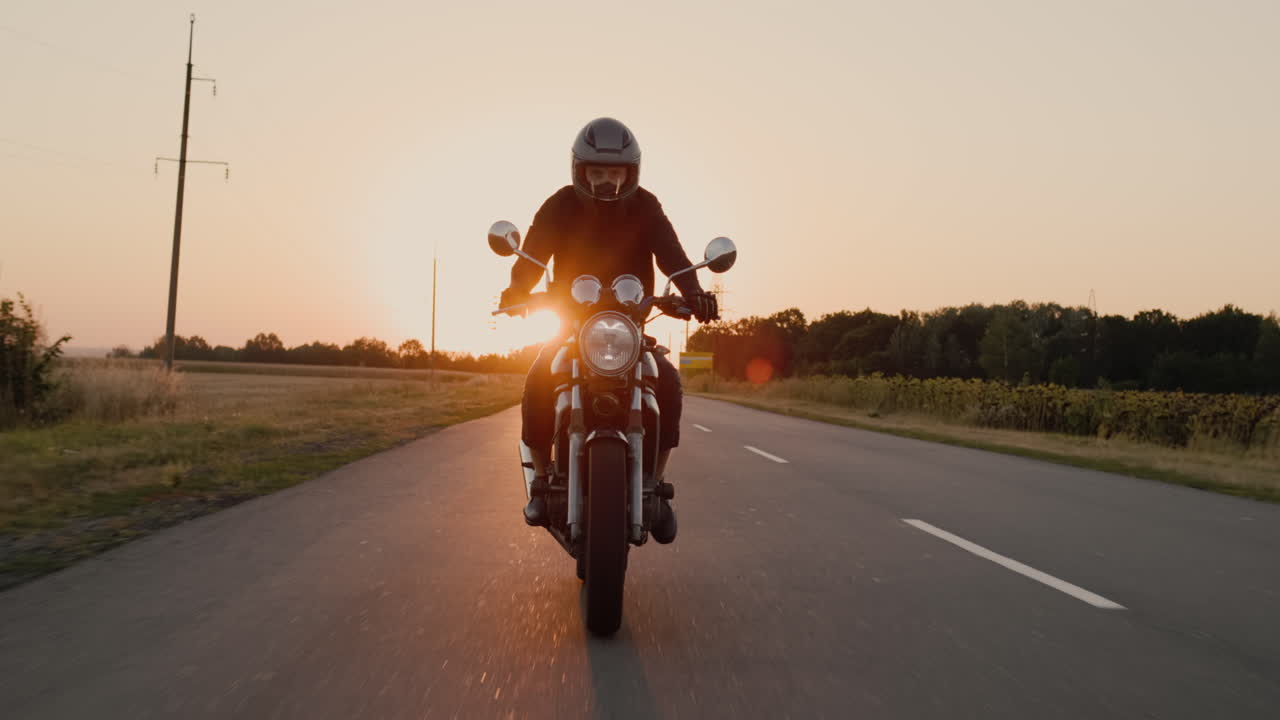 Silhouette di un motociclista che viaggia sull'autostrada 1