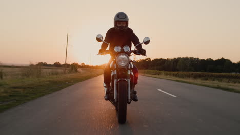 silueta de un motociclista montando en la carretera 1