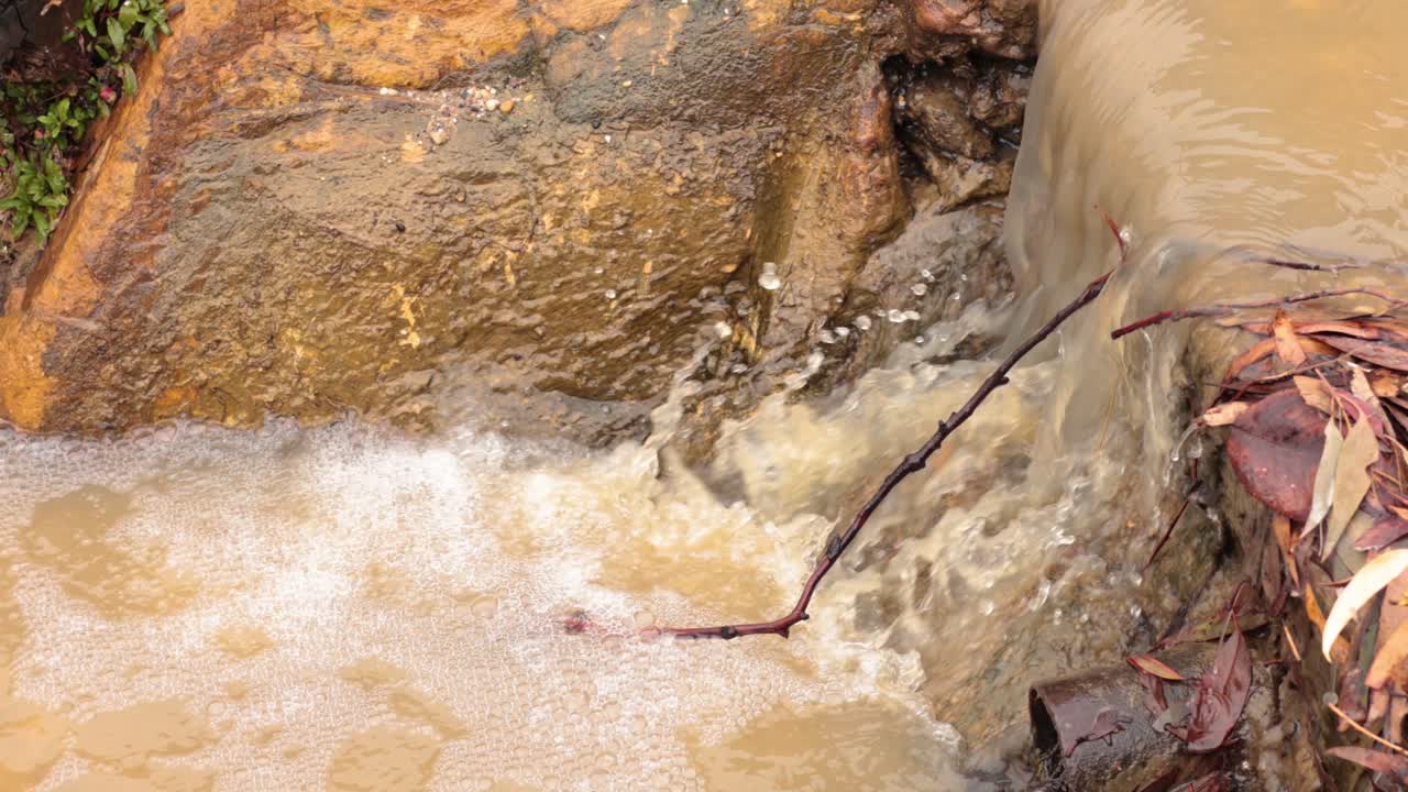 agua en cascada sobre una cornisa rocosa