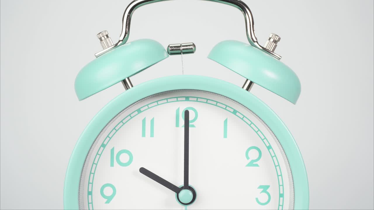 색 배경에 고립된 벽 시계.