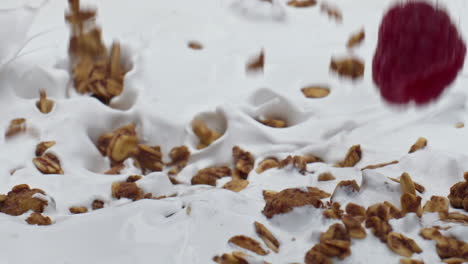 Zubereitung-Von-Dessert-Beeren-Müsli-In-Super-Zeitlupe,-Nahaufnahme.-Natürliches-Frühstück.