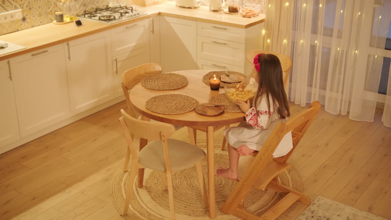 madre e hija preparándose para la celebración de navidad