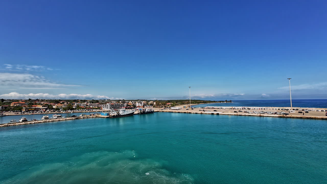 그리스에서 오후에 자킨토스 항구를 점령하는