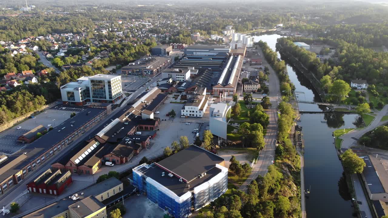 antena sobre la antigua zona industrial de trollhättan en suecia al amanecer.