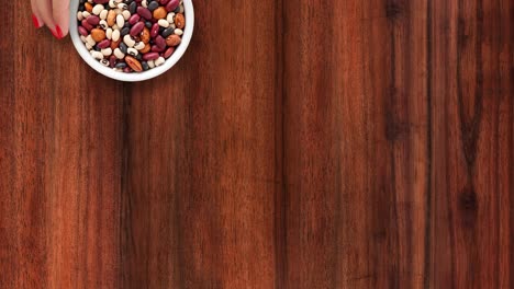 ofreciendo frijoles mezclados