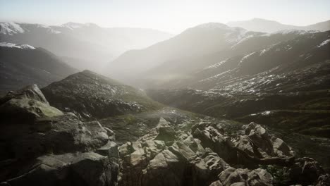 Montañas-En-Niebla-Al-Atardecer