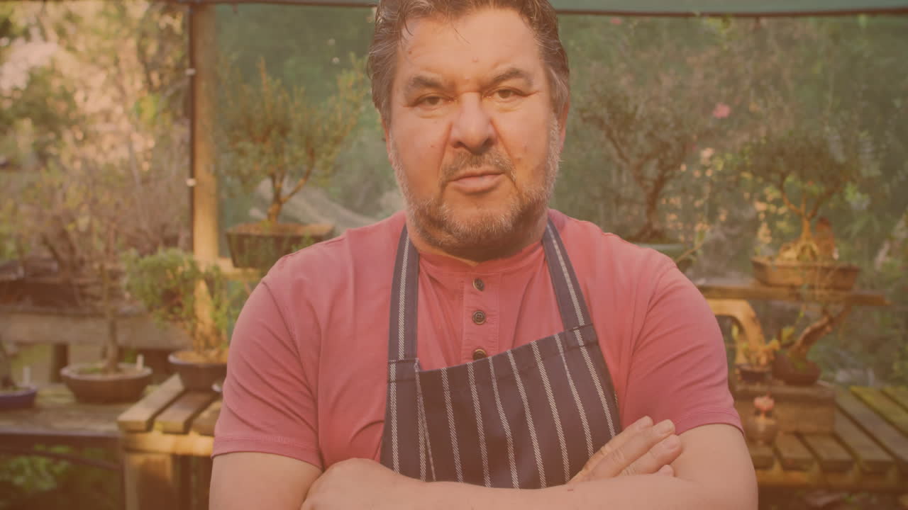 animación de un trabajador caucásico con los brazos cruzados en el jardín