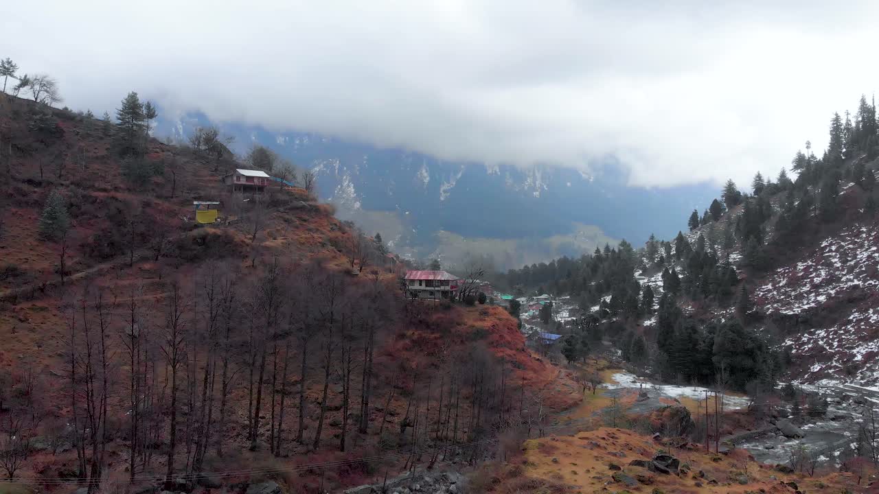 el paralaje aéreo revela una toma de la antigua ciudad de manali con lluvias ligeras de nieve cerca del frente del río manalsu en himachal pradesh tomada con un dron en 4k