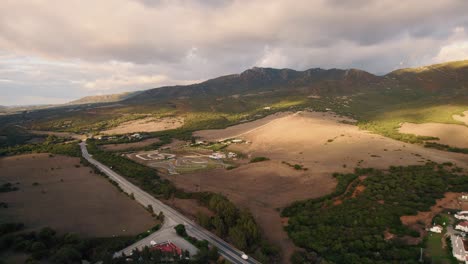 Vista-Aérea-De-La-Carretera-E-5-Que-Atraviesa-El-Campo-Rural-Español