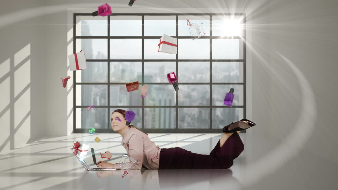 красивая женщина лежит на полу и смотрит на предложение электронных покупок на ноутбуке