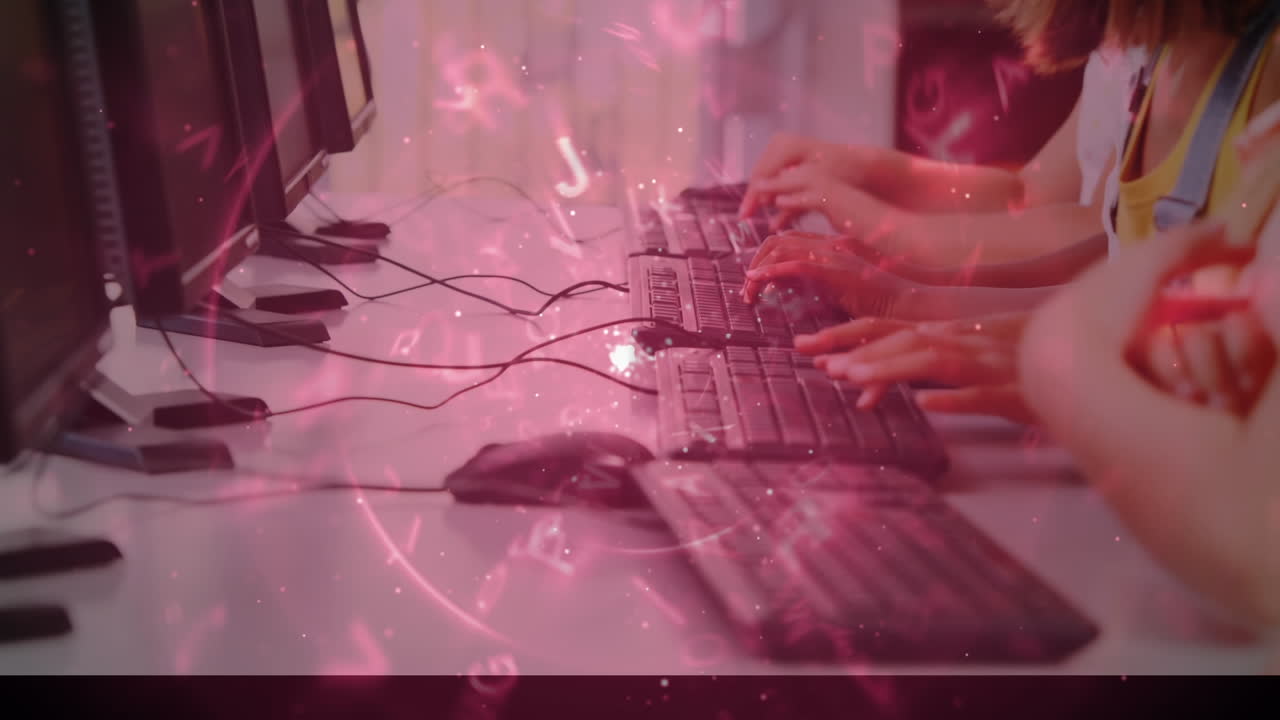 컴퓨터를 사용하는 어린이들에 대한 문자 변경 및 데이터 처리의 애니메이션