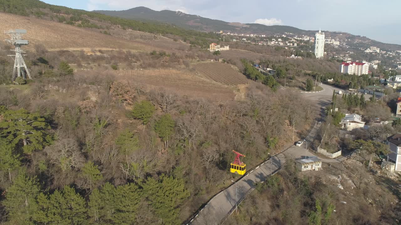 воздушный вид канатной дороги в горном городском пейзаже