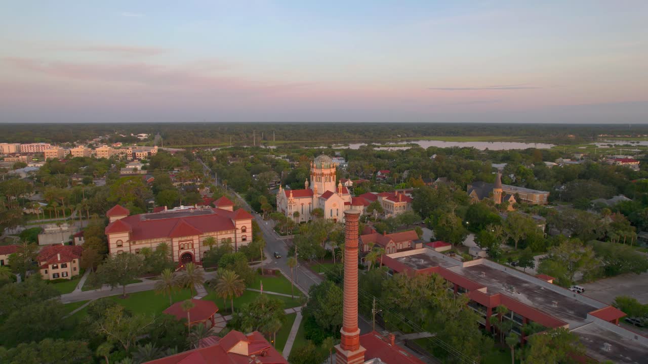drone volando hacia la iglesia presbiteriana flagler memorial en st.