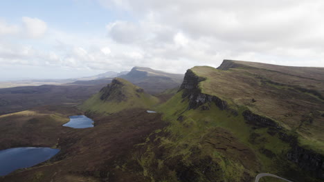 Vista-Aérea-Del-Paisaje-Quiraing-Con-Nubes-En-Trotternish,-Isla-De-Skye,-Escocia