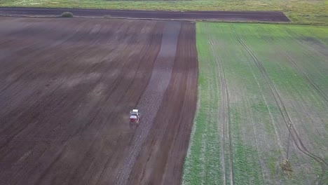 tractor arando toma aerea