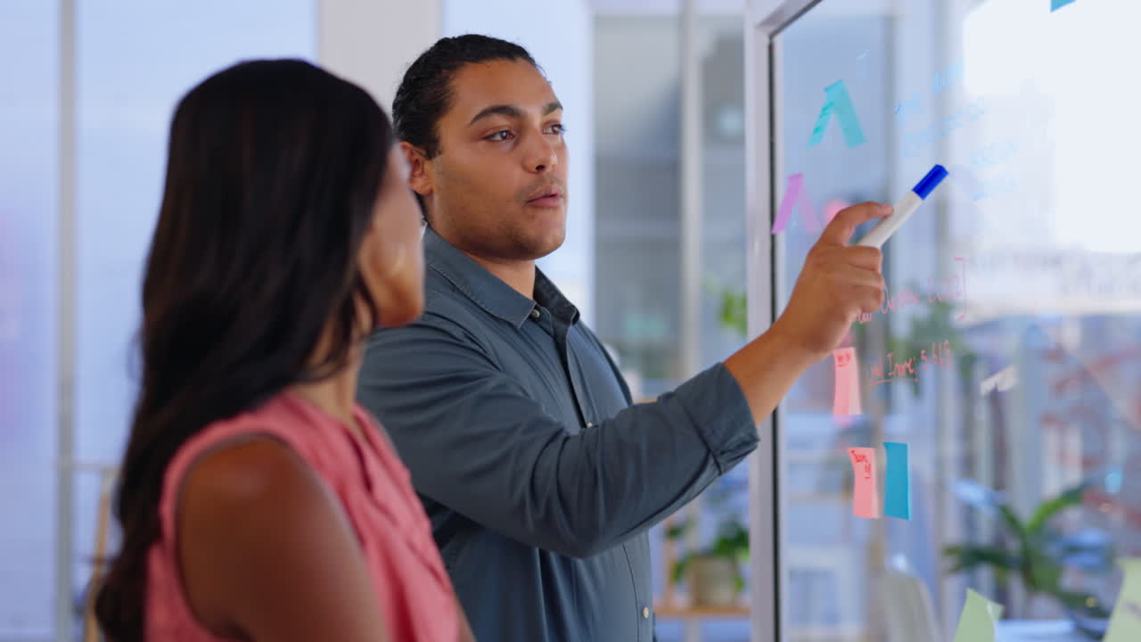 lluvia de ideas, discusión y gente de negocios