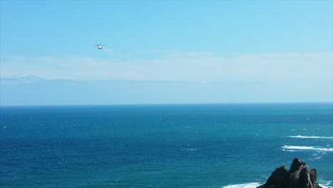 慢速直升機在海面上空的飛行