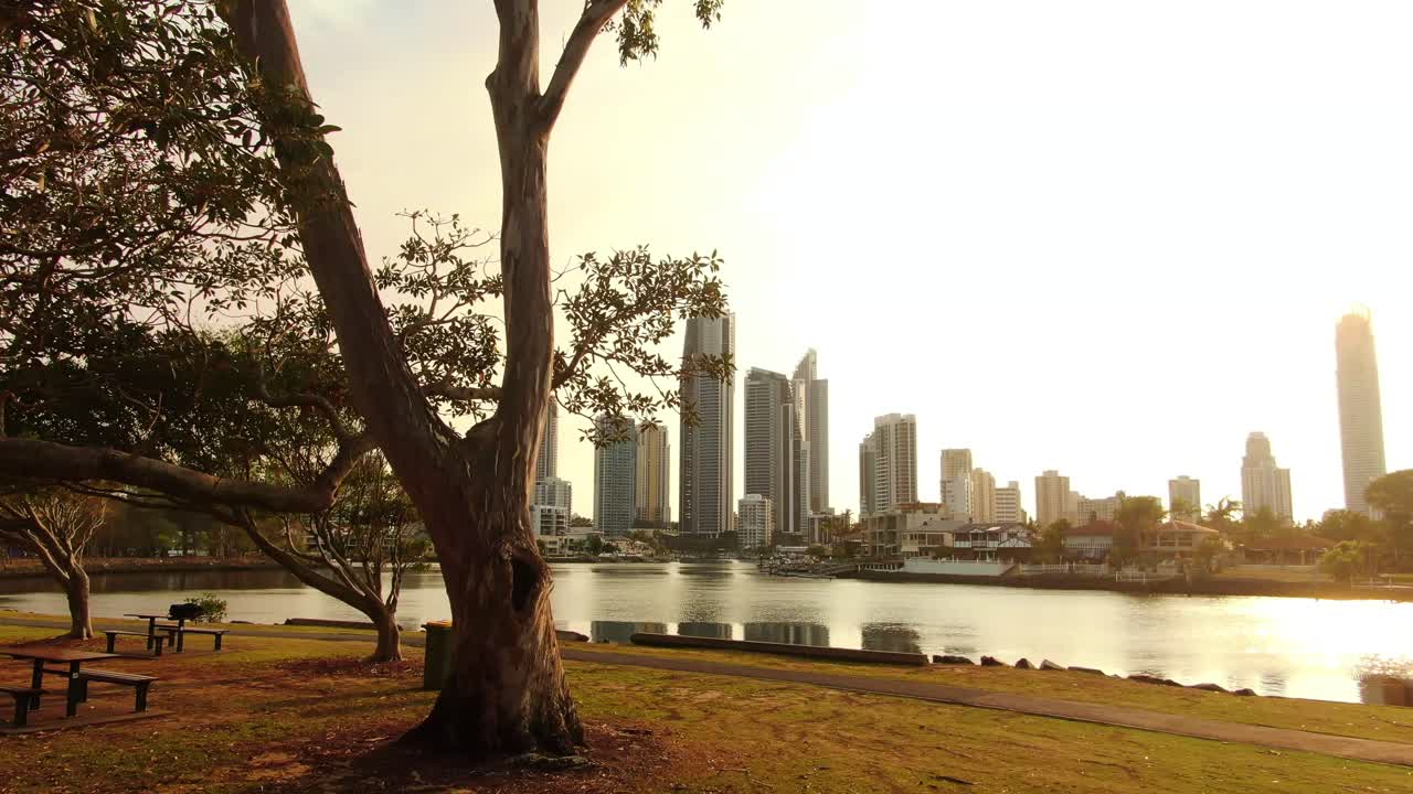 Nascer do sol sobre o canal com vista para o horizonte de Surfers Paradise
