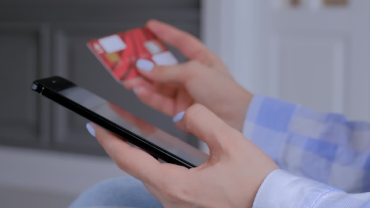концепция онлайн-покупок - женщина, использующая смартфон и кредитную карту - близкий вид