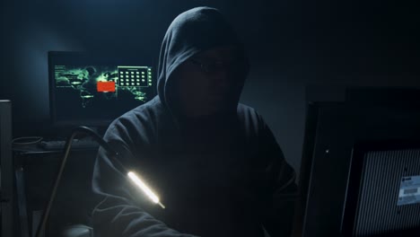 Computerhacker-Geben-Computercode-Ein