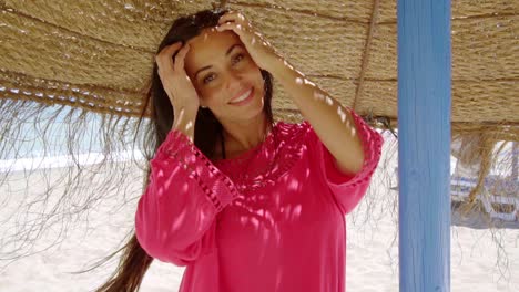 Natural-happy-young-woman-at-the-seaside