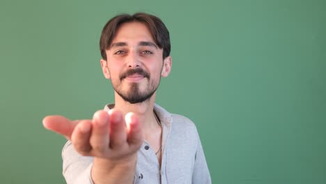 hombre enviando un beso