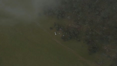 disparo de dron descendiendo a través de las nubes mientras