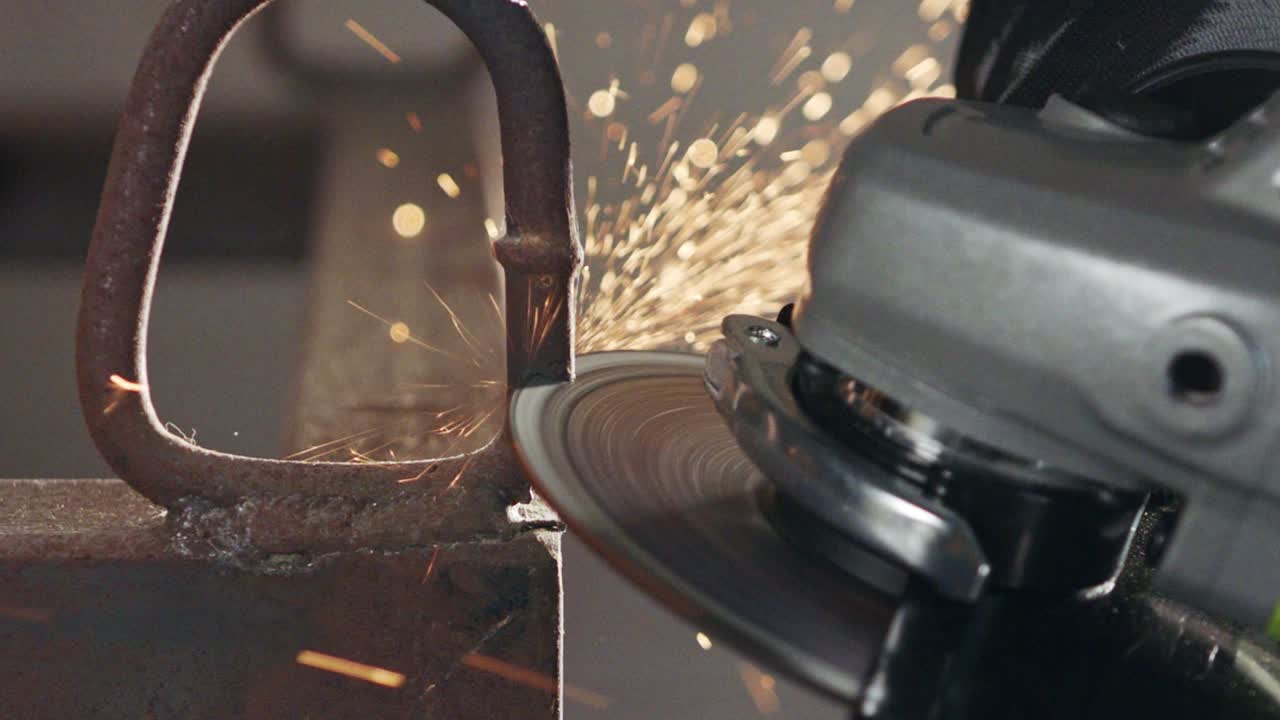 스파크가 날아가는 작업 중에 금속 가루의 느린 움직임