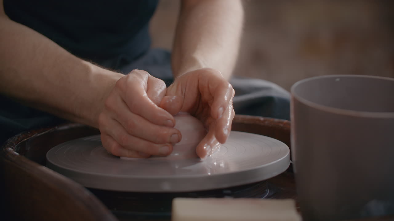 도자기 바 에 점토 를 는 손 들