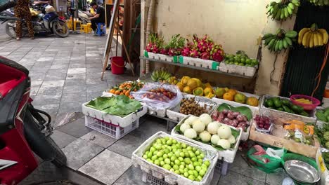 varias frutas expuestas en un puesto de mercado