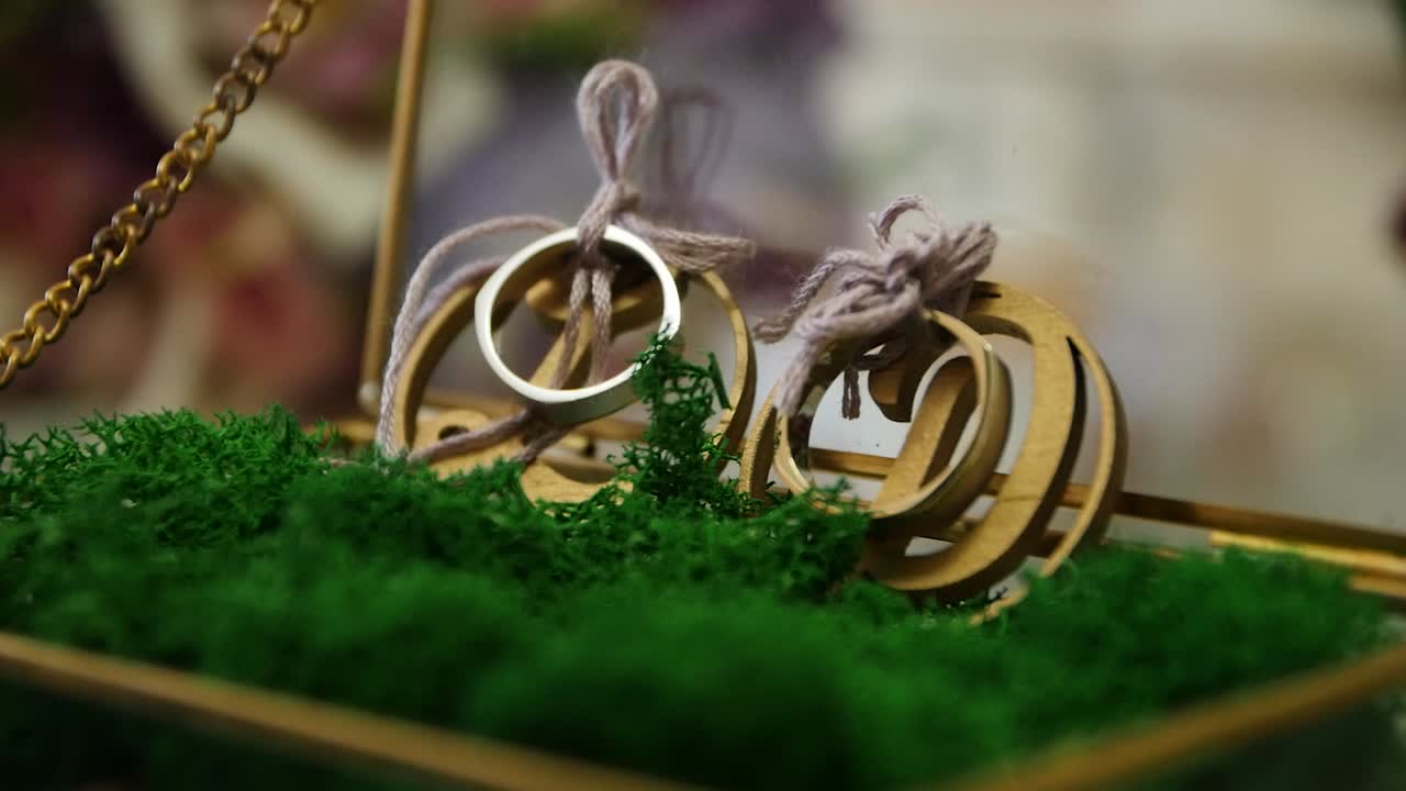 인공 잔디 를 가진 아름다운 상자 에 있는 결혼 반지