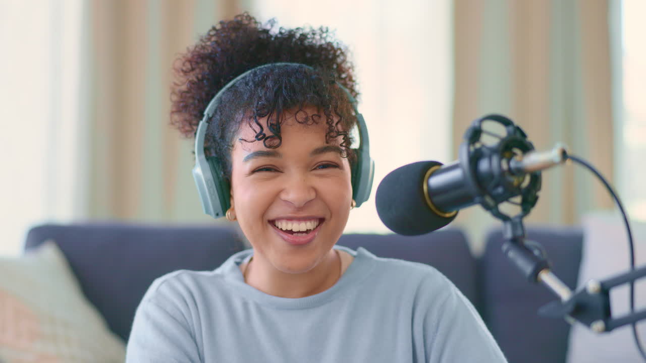 Donna che registra un podcast indossando le cuffie