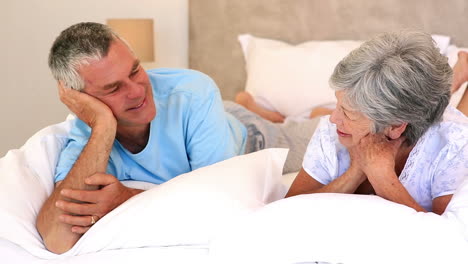 Feliz-Pareja-Mayor-Acostada-En-La-Cama-Charlando