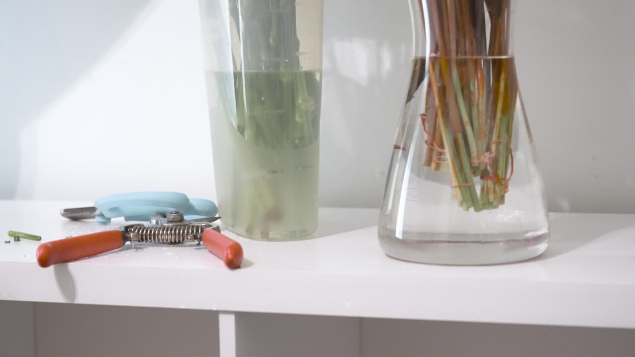 꽃집 도구는 발렌타인 데이 시즌 동안 작업대에 앉아