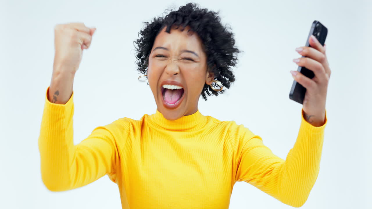 wow, puño y mujer con teléfono besándose en el estudio