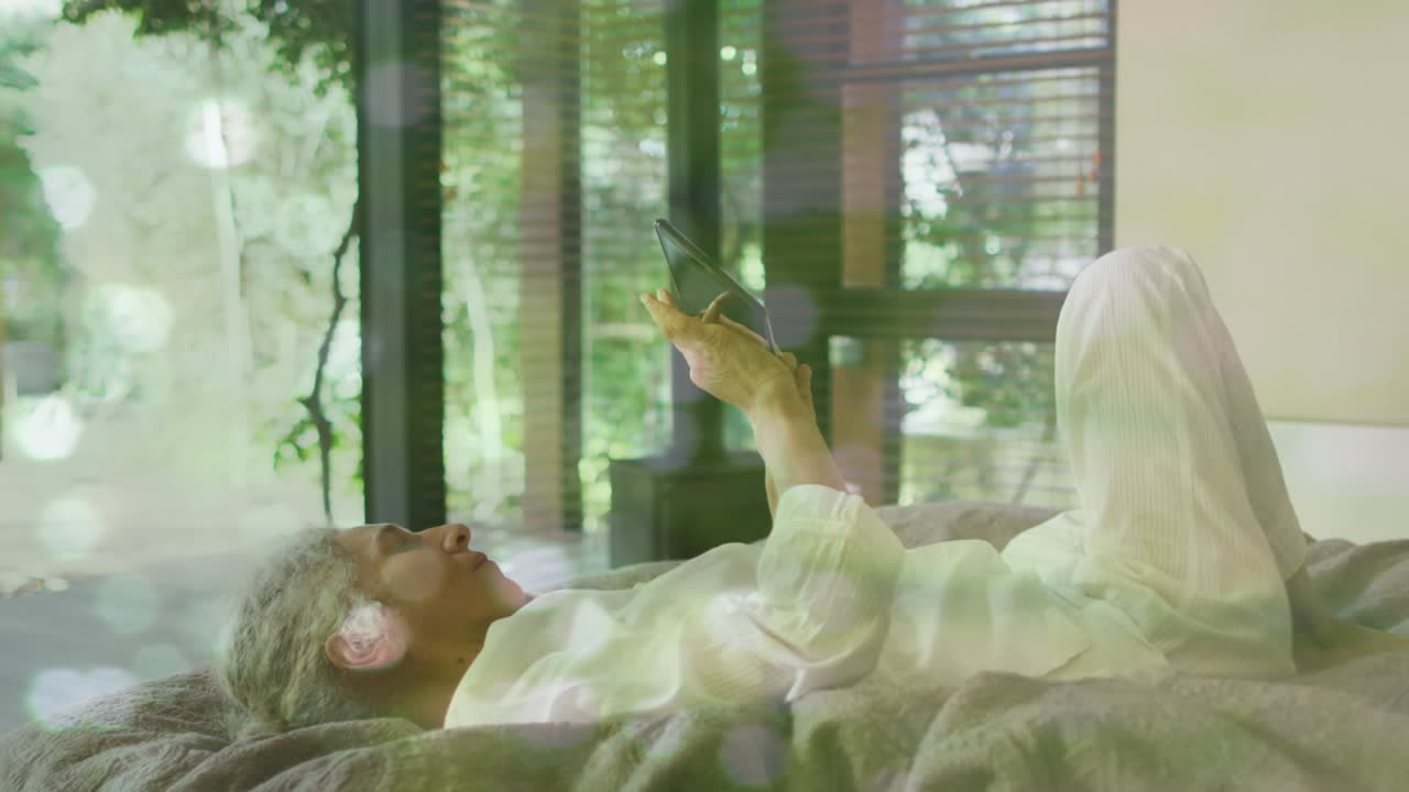 집에서 태블릿을 사용하는 두 인종의 남성에 대한 빛의 반점의 애니메이션