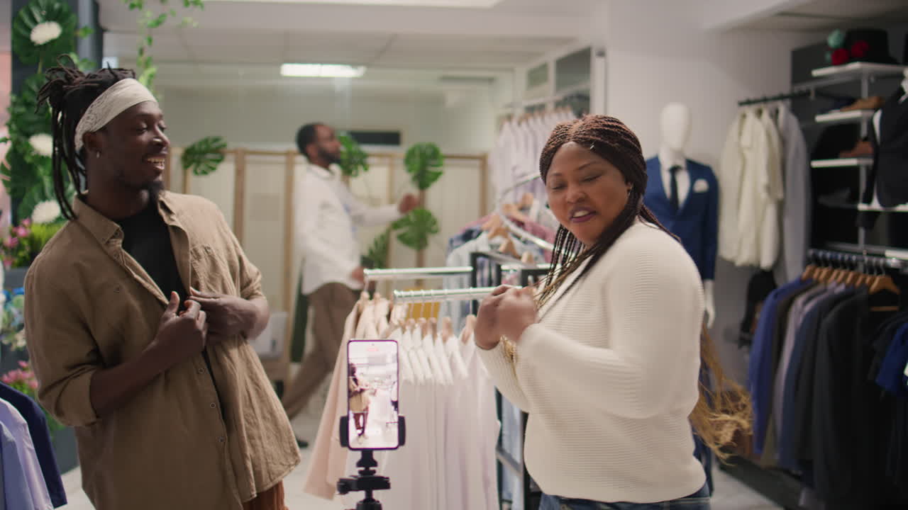 pareja de compras de películas en la tienda
