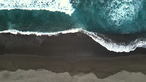 Tropisch-Gefärbtes-Wasser-Wäscht-Sich-über-Den-Vulkanstrand