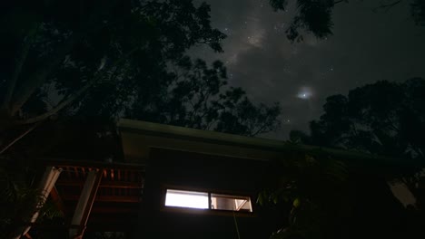 un lapso de tiempo de vía láctea con nubes del cielo nocturno australiano