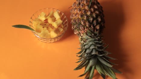 Ganze-Ananas-Auf-Gelbem-Hintergrund