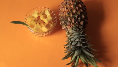 piña entera sobre fondo amarillo