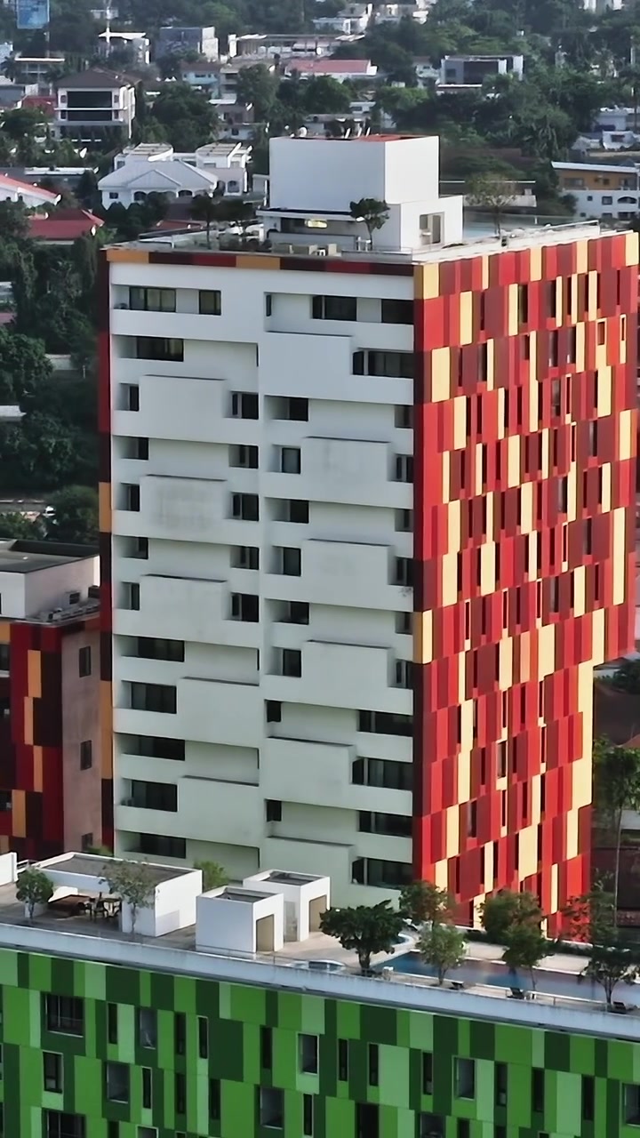 Edifícios modernos erguem-se sobre a paisagem urbana de Acra durante o dia