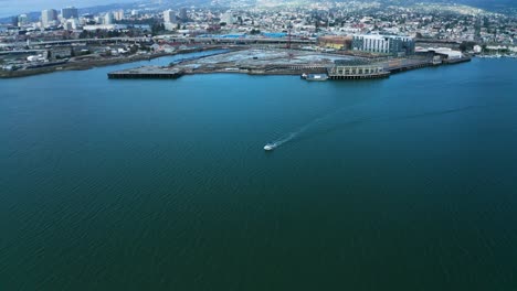 Wide-view-of-the-city-and-urban-bay-while-boats-float-in-the-estuary