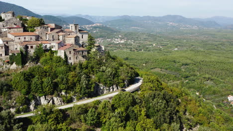 Bella-Toma-Aérea-De-Un-Camión-Alquilado-Conduciendo-Por-El-Casco-Antiguo-De-La-Colina-De-Roccaravindola-En-La-Región-De-Molise-En-Italia