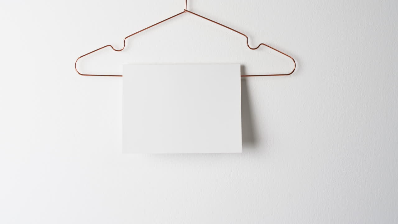 video de un libro en colgante con páginas en blanco y espacio de copia en fondo blanco