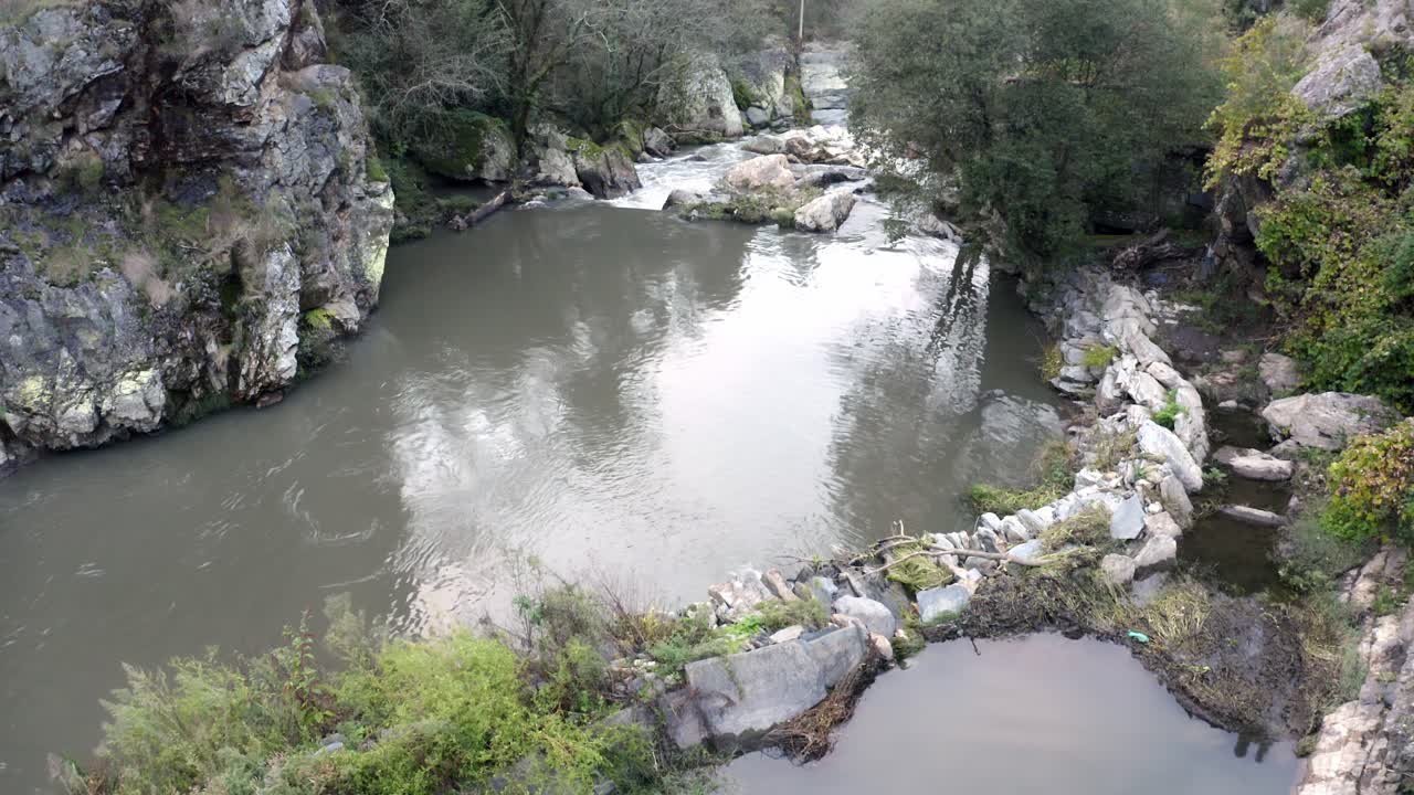 aguas tranquilas del río con reflejos que fluyen a través de las rocas en portugal - tiro en ángulo alto
