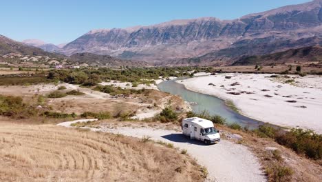 Vanlife-In-Gjirokaster,-Albanien---Wohnmobilaufenthalte-Entlang-Des-Dron-Flusses-Und-Der-Berge---Luftkreisaufnahme