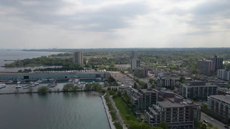 Orbitando-Alrededor-De-Edificios-De-Apartamentos-En-La-Orilla-Del-Lago-Ontario-En-Mississauga